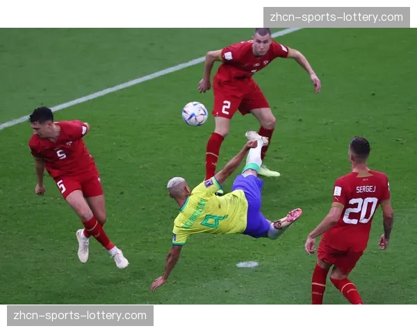 拉唐首秀庆祝：巴西前锋梅开二度，与申花球迷激情互动